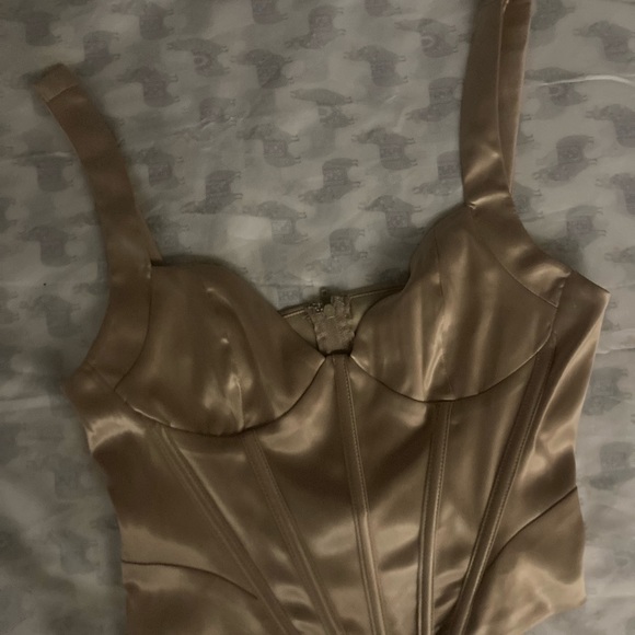 Tan/cream color crop tank top. Size Medium (M). - Picture 1 of 3